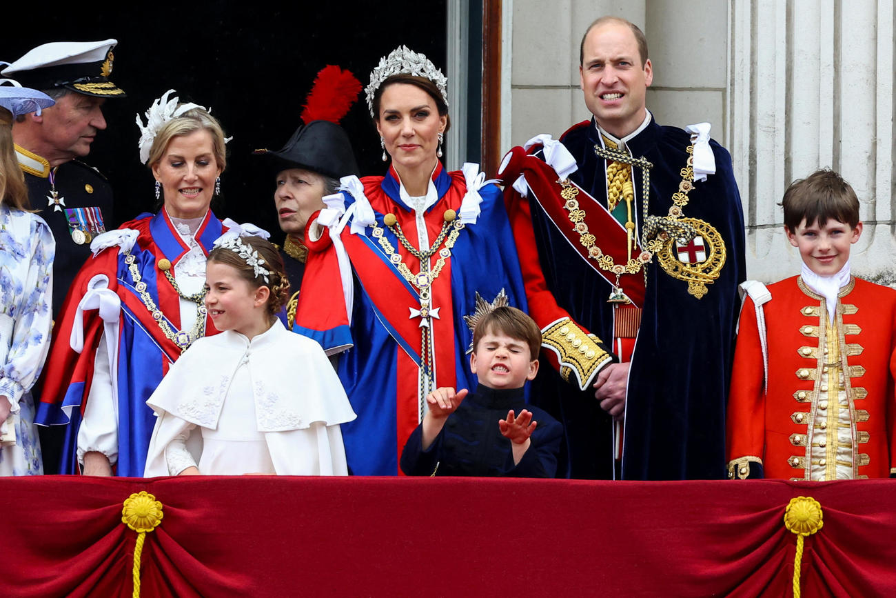 バッキンガム宮殿のバルコニーに立つ英国ウィリアム皇太子、ウェールズ公妃キャサリン、およびその子供たち（ロイター）