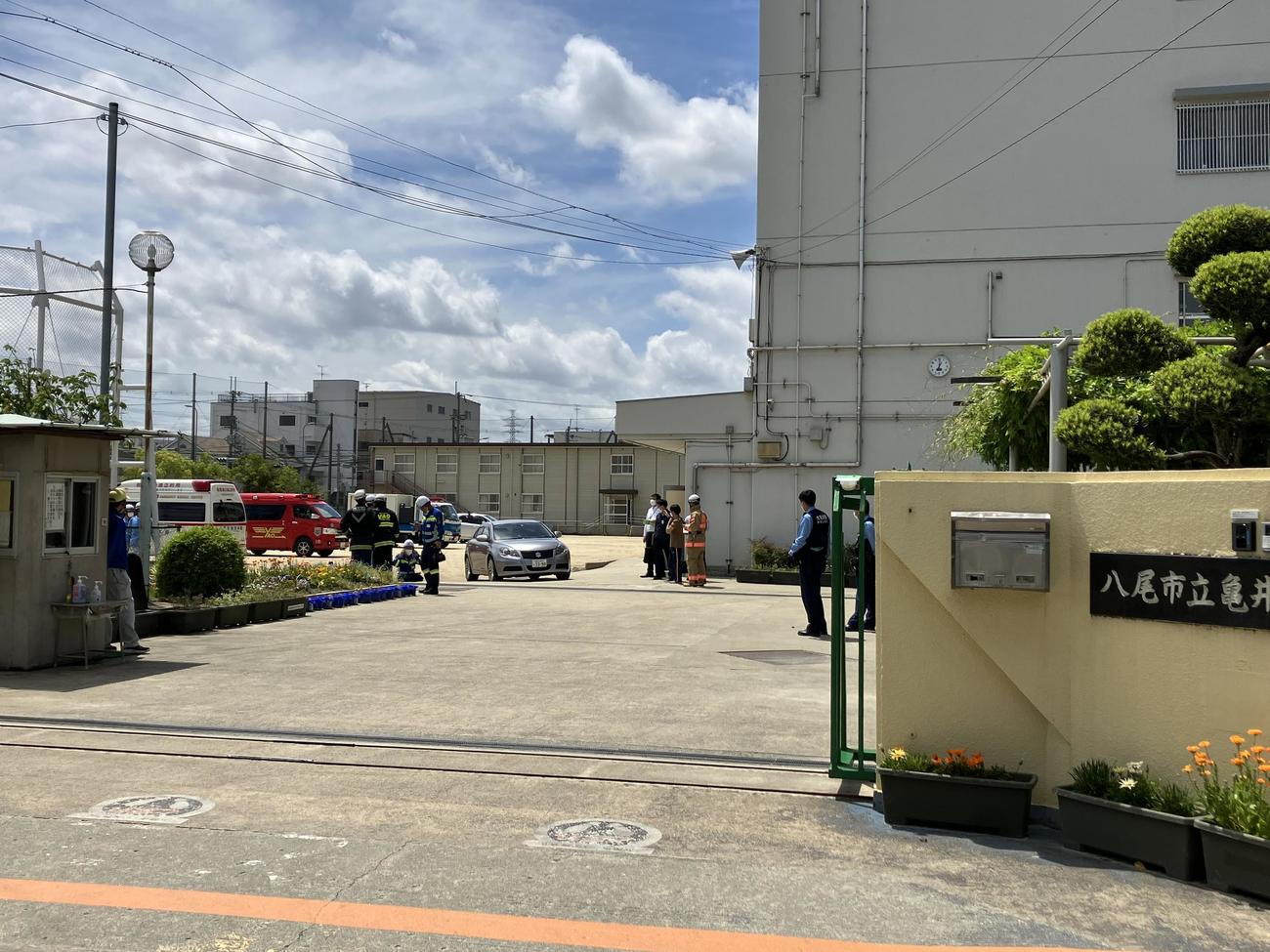 異臭騒ぎのあった亀井小学校（撮影・阪口孝志）