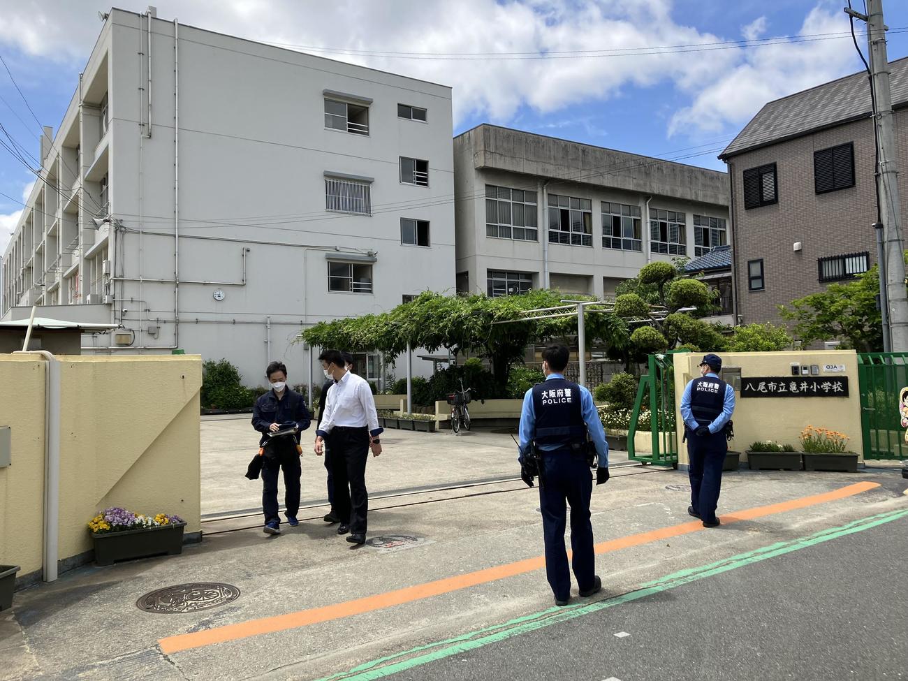 異臭騒ぎのあった亀井小学校（撮影・阪口孝志）