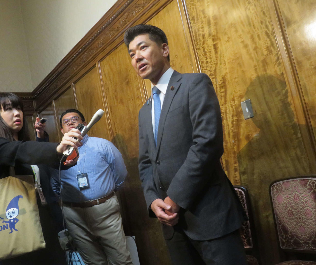 立憲民主党の泉健太代表は若手・中堅議員からの緊急提言を受けて会見した（撮影・大上悟）