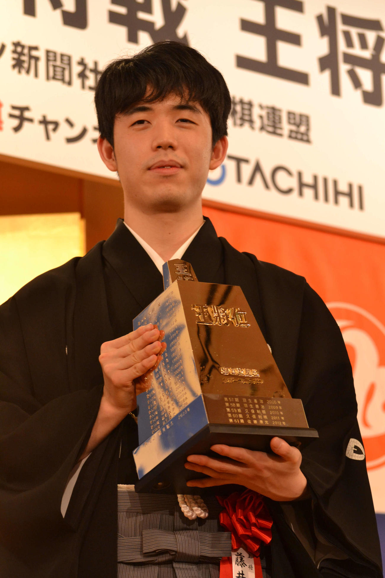 王将就位式で王将盾を手にする藤井聡太王将