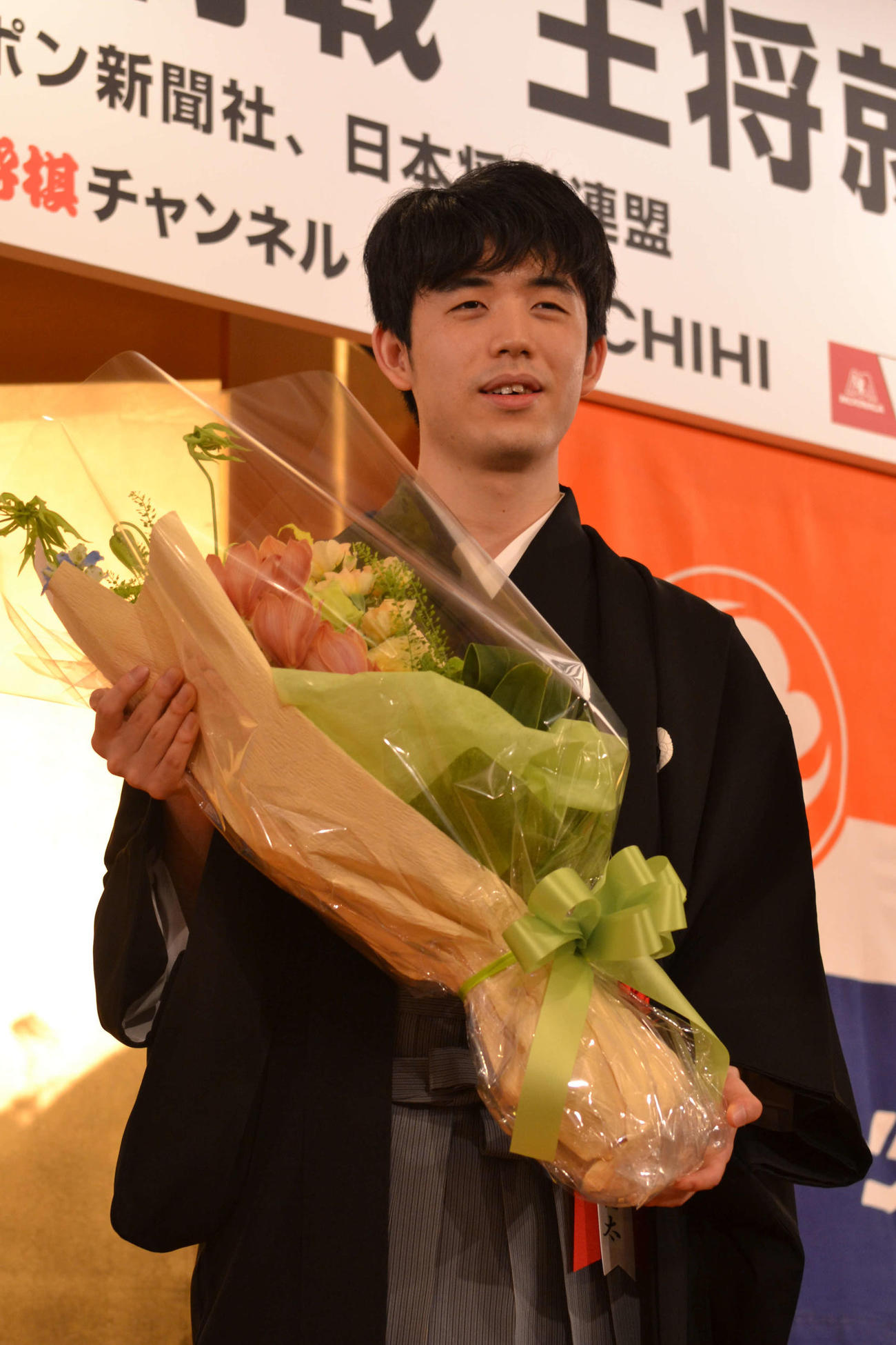 王将就位式で花束を手にする藤井聡太王将