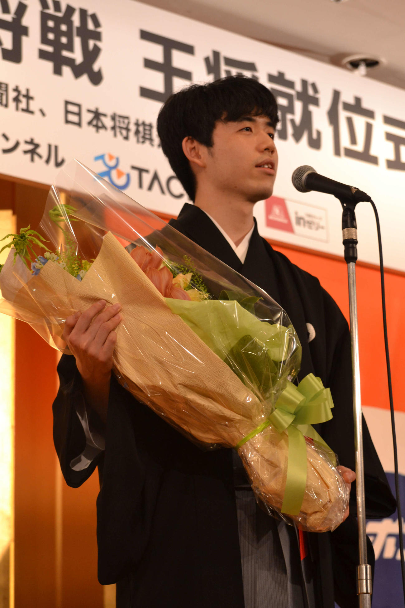 王将初防衛を果たして就位式で謝辞を述べる藤井聡太王将