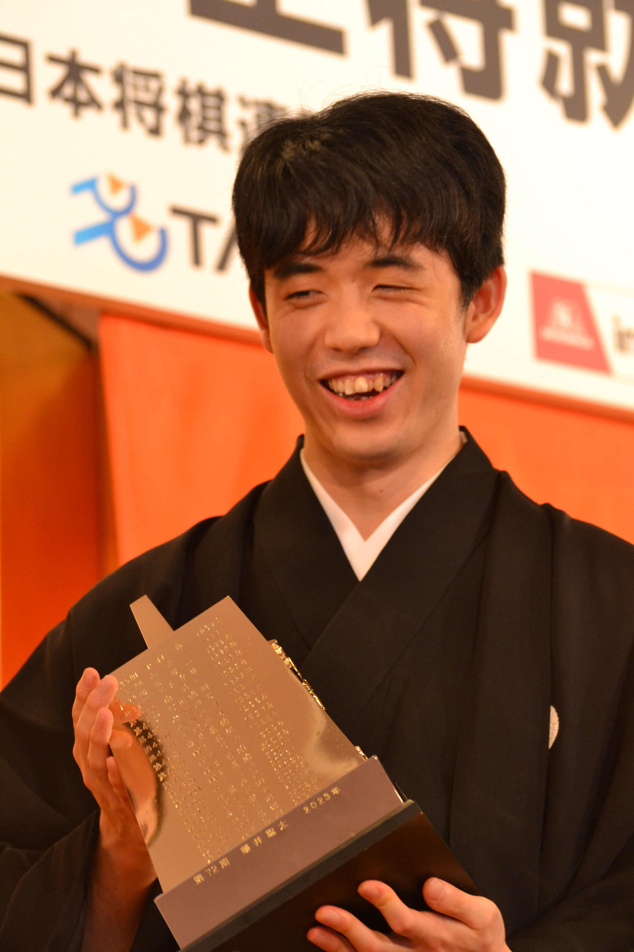 王将盾の思わぬ重さに苦笑いする藤井聡太王将