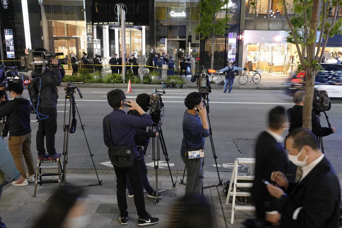 男らが押し入り、騒然とする東京・銀座のロレックス専門店「クォーク銀座888店」（奥中央）周辺（共同）