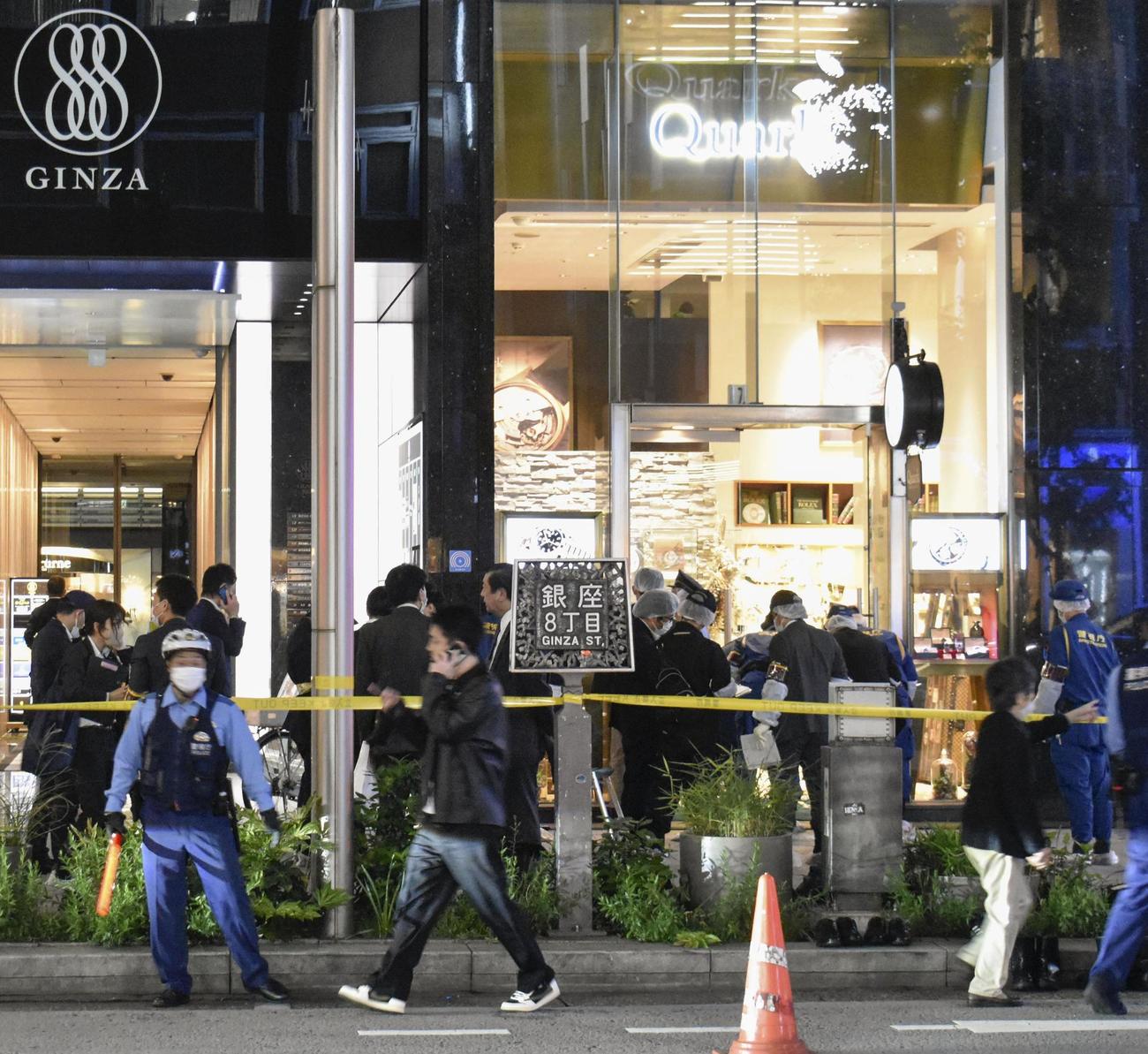 男らが押し入った東京・銀座のロレックス専門店「クォーク銀座888店」（右奥）付近を調べる警視庁の捜査員（共同）