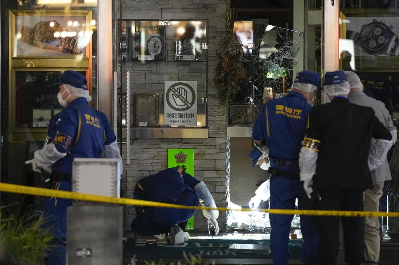男らが押し入った東京・銀座のロレックス専門店「クォーク銀座888店」を調べる警視庁の捜査員（共同）
