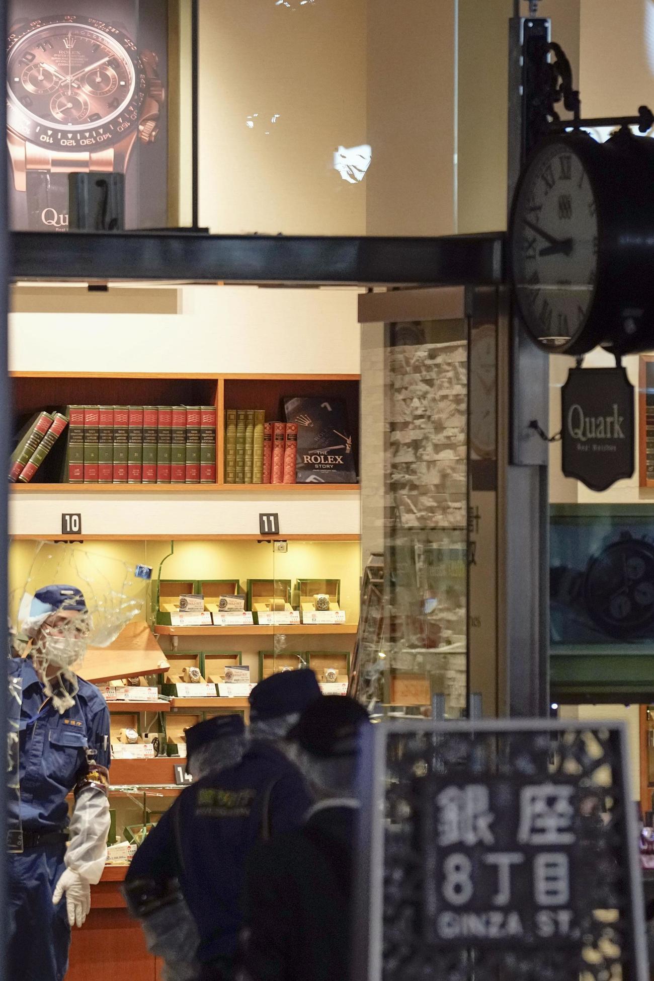 男らが押し入った東京・銀座のロレックス専門店「クォーク銀座888店」を調べる警視庁の捜査員（共同）