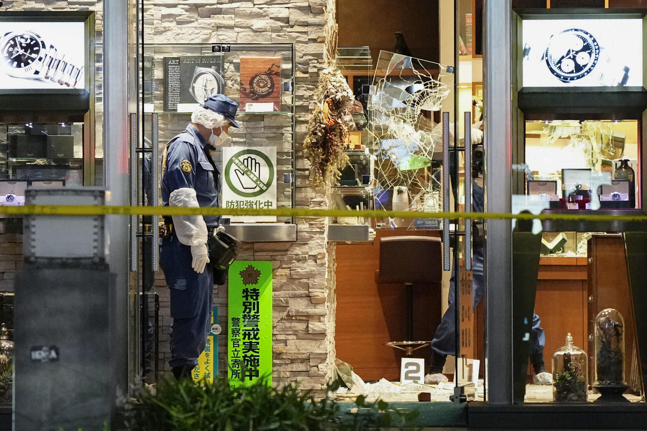 男らが押し入った東京・銀座のロレックス専門店「クォーク銀座888店」を調べる警視庁の捜査員（共同）