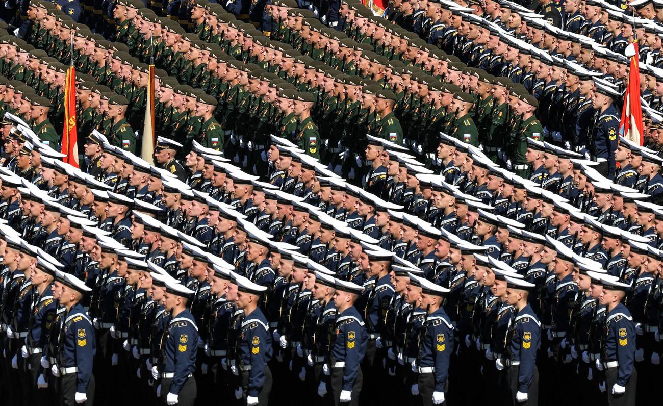 9日、モスクワ中心部の「赤の広場」で行われた軍事パレードに参加したロシア軍兵士（タス＝共同）