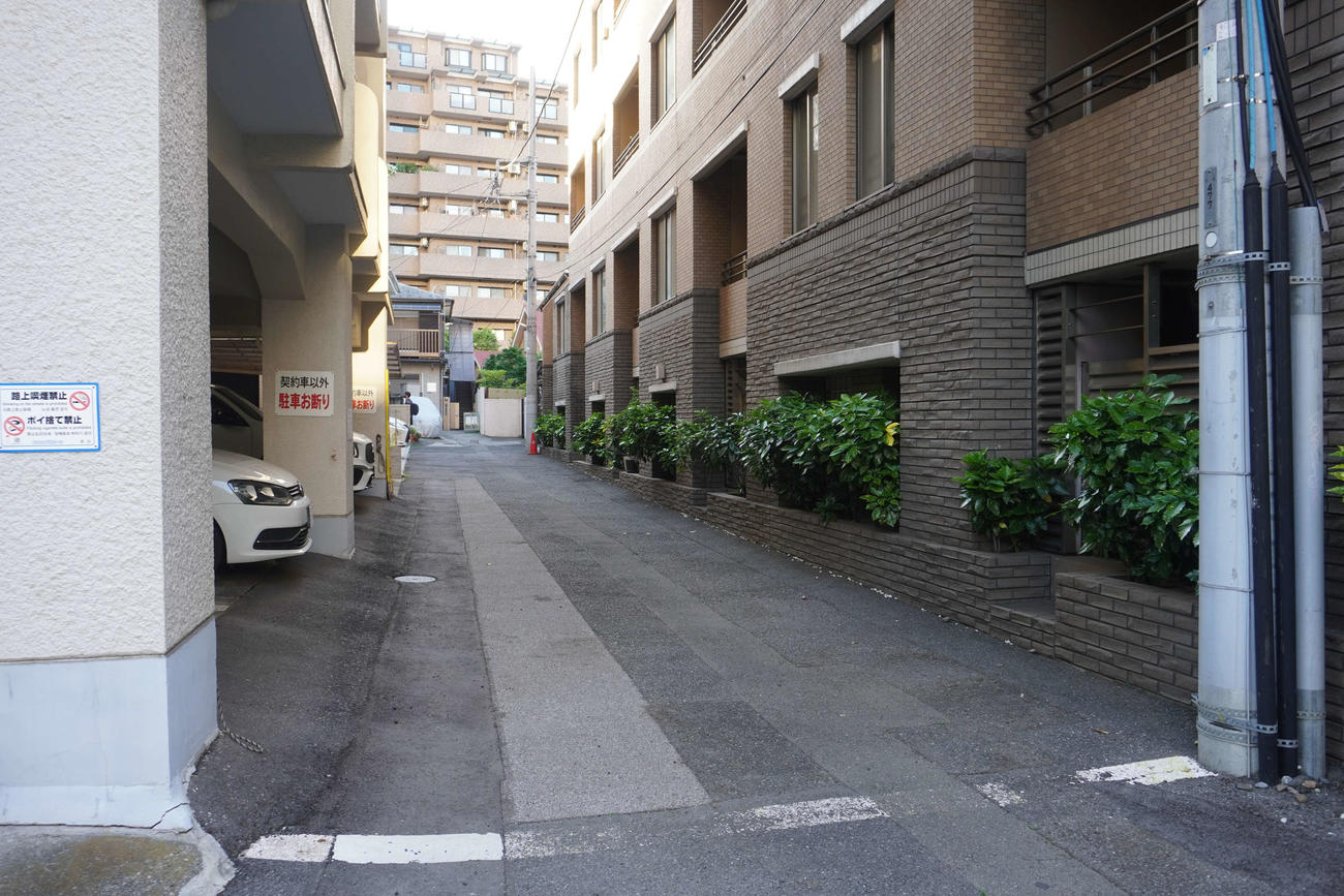 銀座時計店強盗事件に関与したとみられる男らが車を乗り捨てたと思われる道路（撮影・沢田直人）
