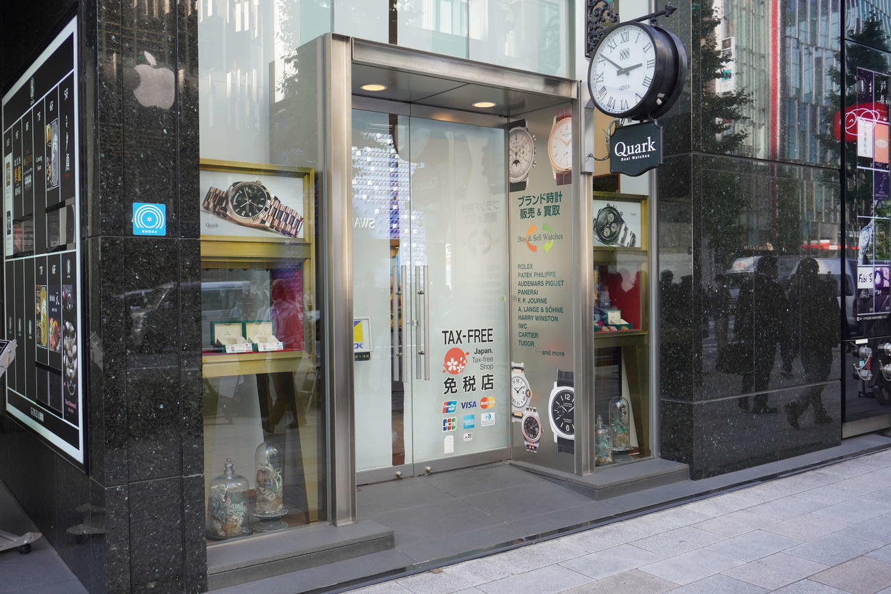 強盗が入ってから一夜明けた銀座8丁目のロレックス専門店「クォーク銀座888店」の様子（撮影・沢田直人）