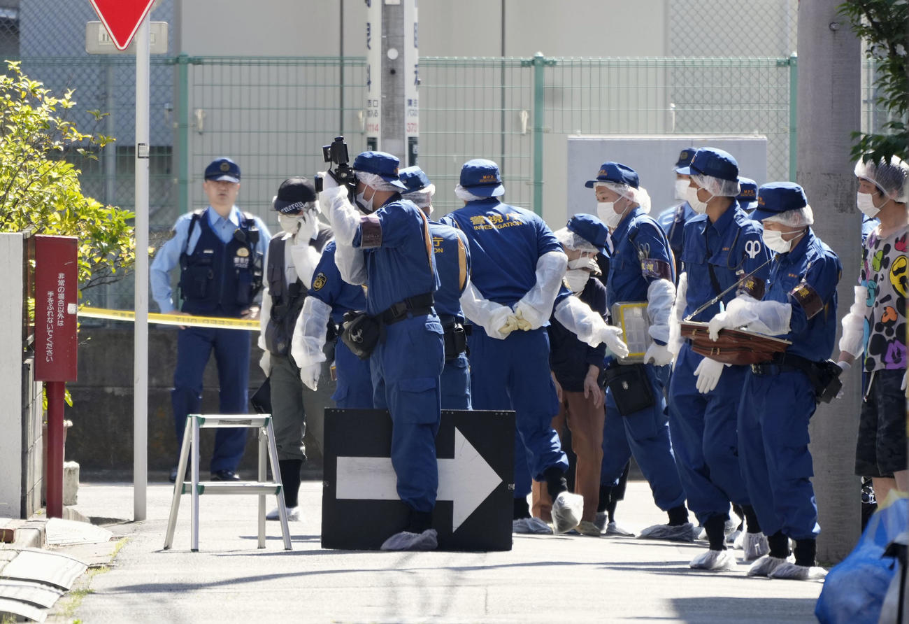 中学生が刺されたとみられる現場付近を調べる捜査員ら（共同）
