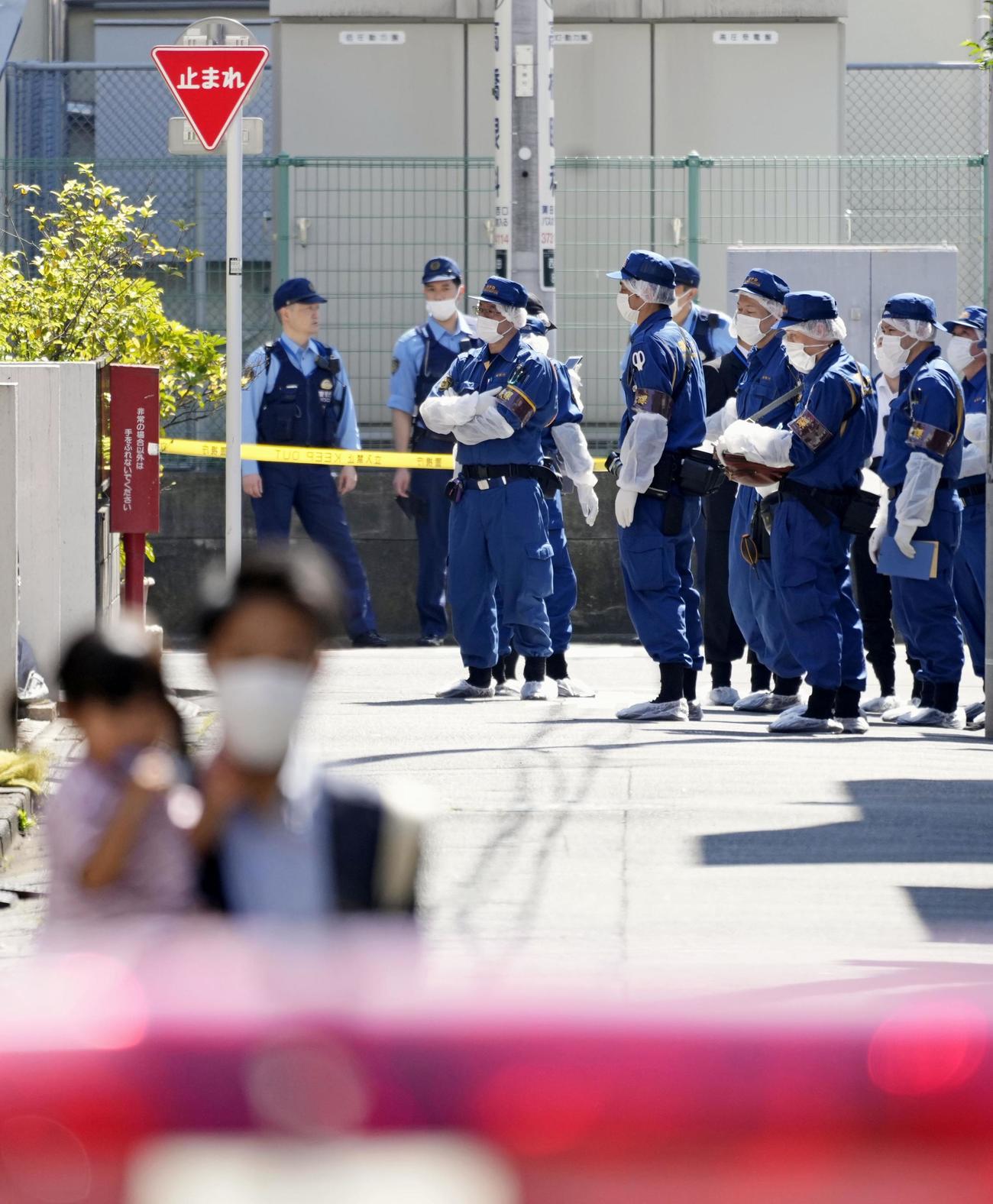 中学生が刺されたとみられる現場付近を調べる捜査員ら（共同）