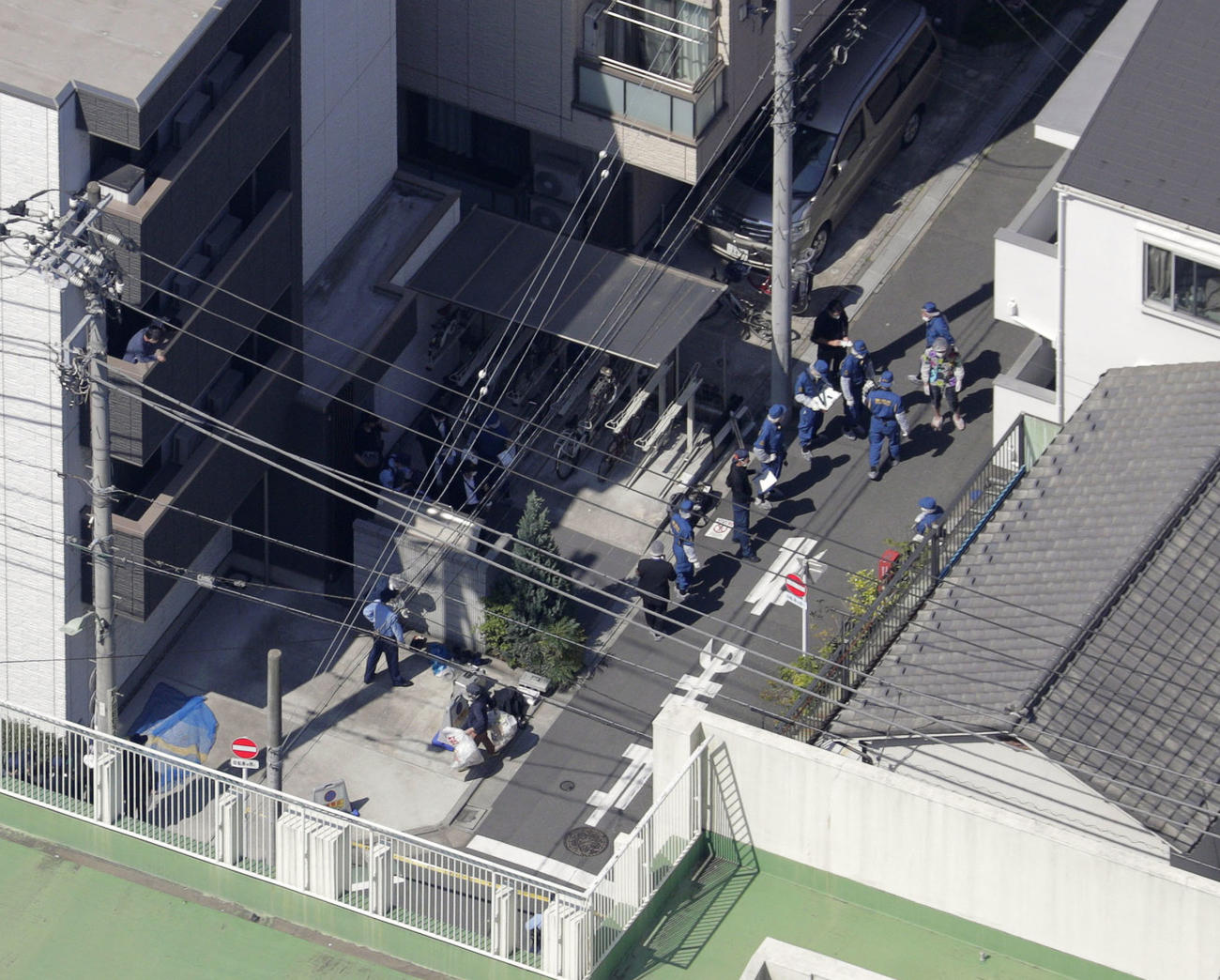 中学生が刺されたとみられる現場付近を調べる捜査員ら（共同）