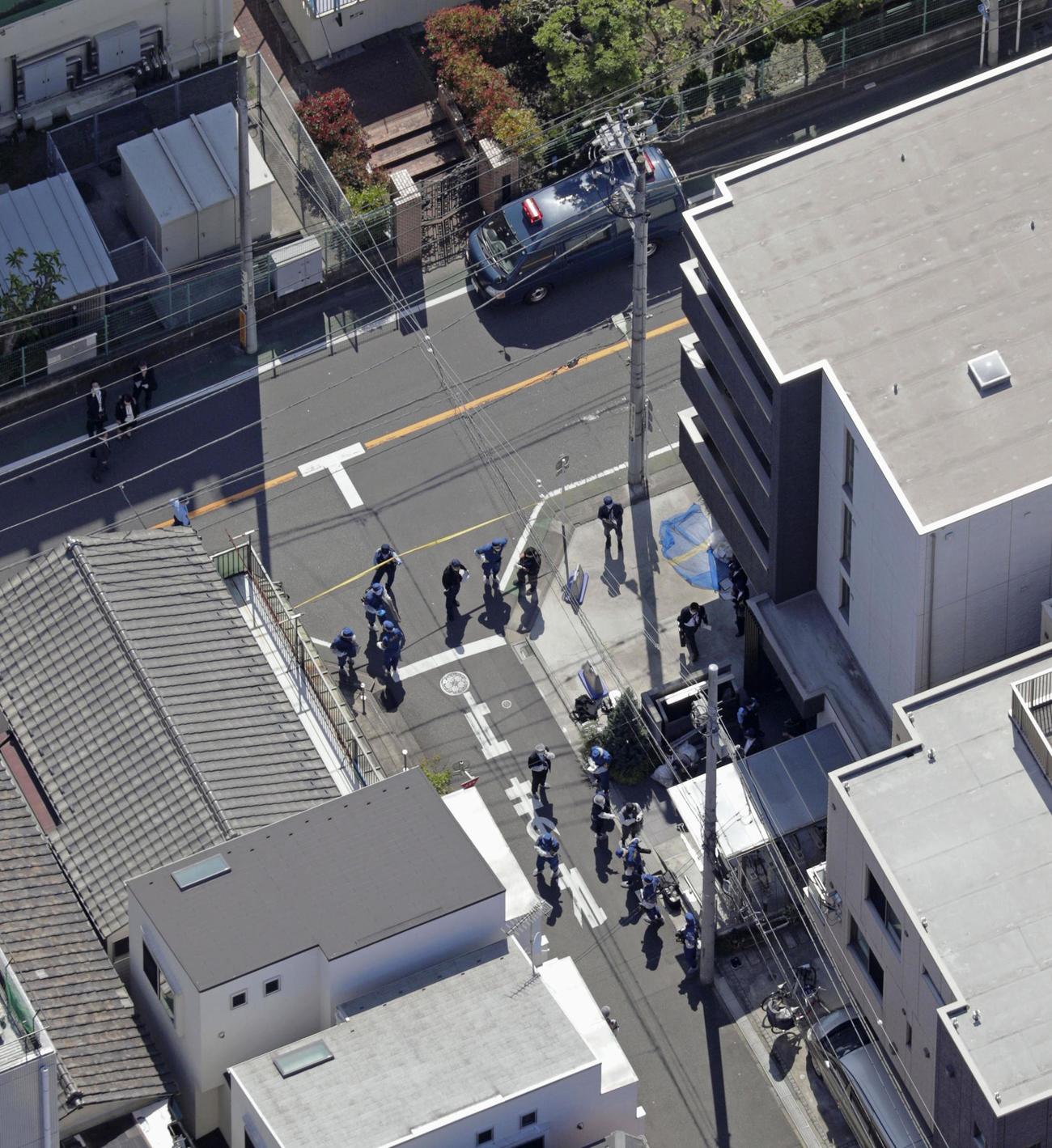 中学生が刺されたとみられる現場付近を調べる捜査員ら（共同）