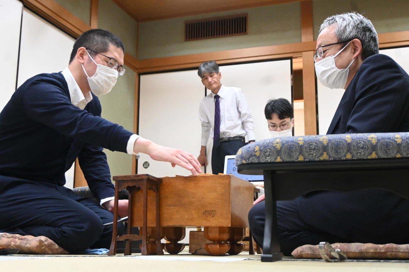 フリークラスから順位戦C級2組への昇級を決めた折田翔吾五段（左）、藤原直哉七段（撮影・松浦隆司）