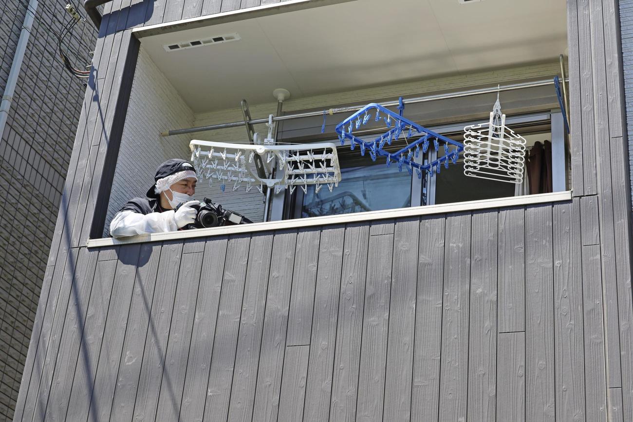 尾本幸祐容疑者の自宅を調べる捜査員＝10日、東京都江東区（共同）