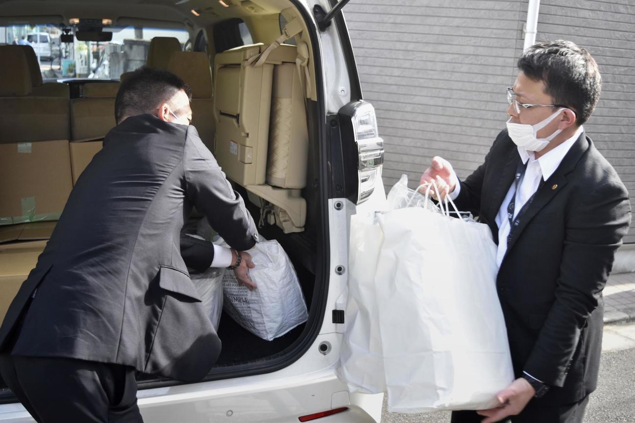 尾本幸祐容疑者の自宅から押収物を運び出す警視庁の捜査員＝10日午後、東京都江東区（共同）