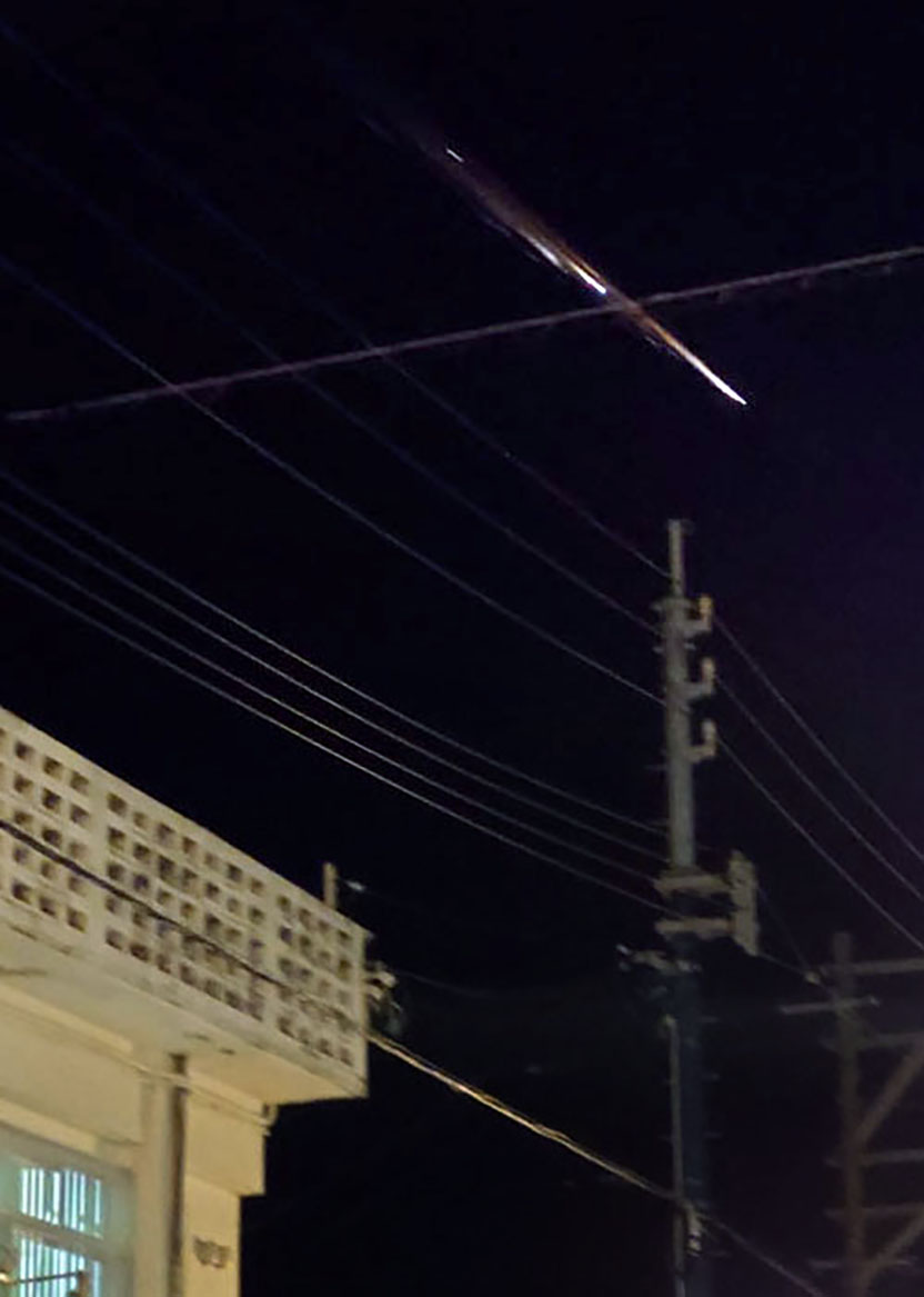 沖縄県嘉手納町の上空で目撃された火の玉のようなもの（目撃者提供、共同）