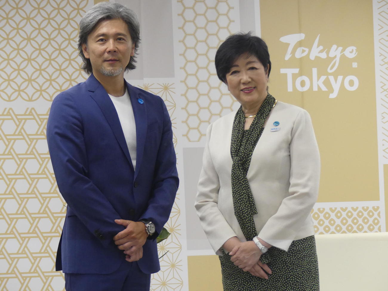 「東京観光大使」に就任し、小池百合子知事（右）を表敬訪問した熊川哲也（撮影・中山知子）