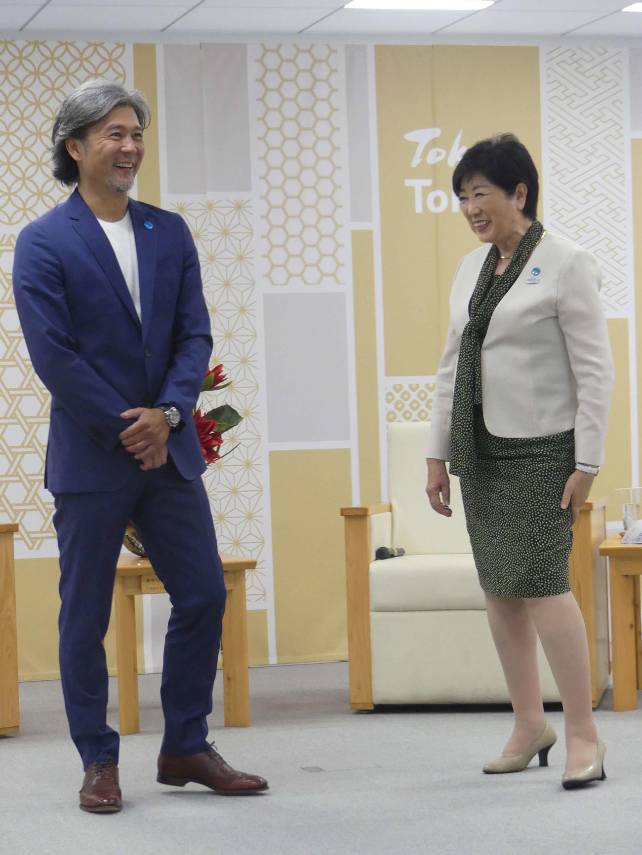 「東京観光大使」に就任し、小池百合子知事（右）を表敬訪問した熊川哲也（撮影・中山知子）
