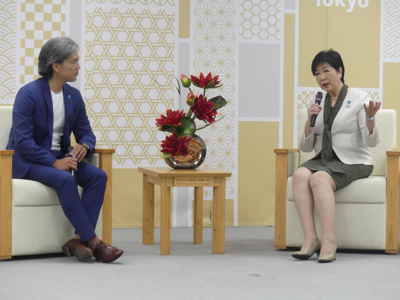 「東京観光大使」に就任し、小池百合子知事（右）を表敬訪問した熊川哲也（撮影・中山知子）