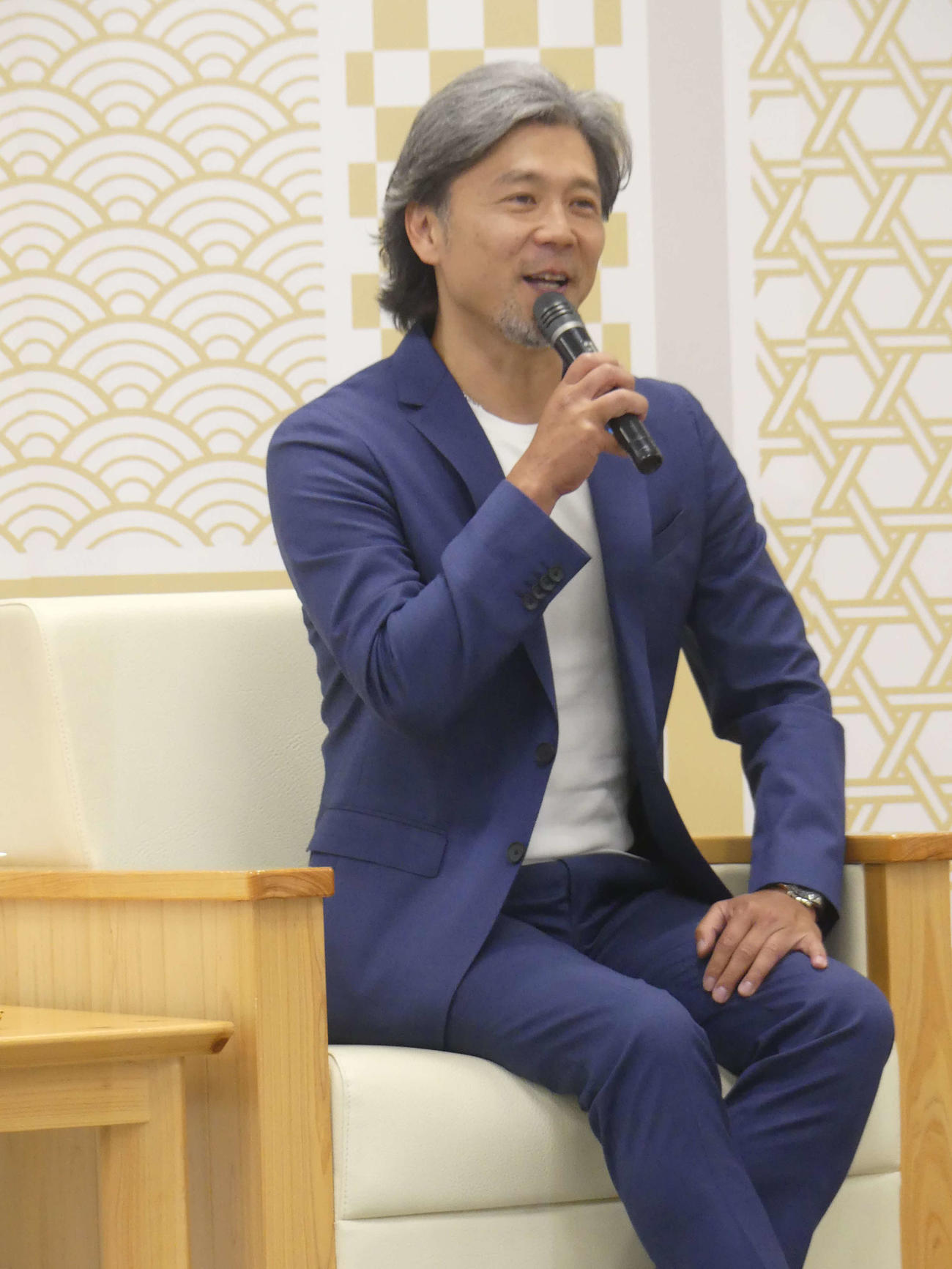 「東京観光大使」に就任し、小池百合子都知事を表敬訪問した熊川哲也＝2023年5月11日