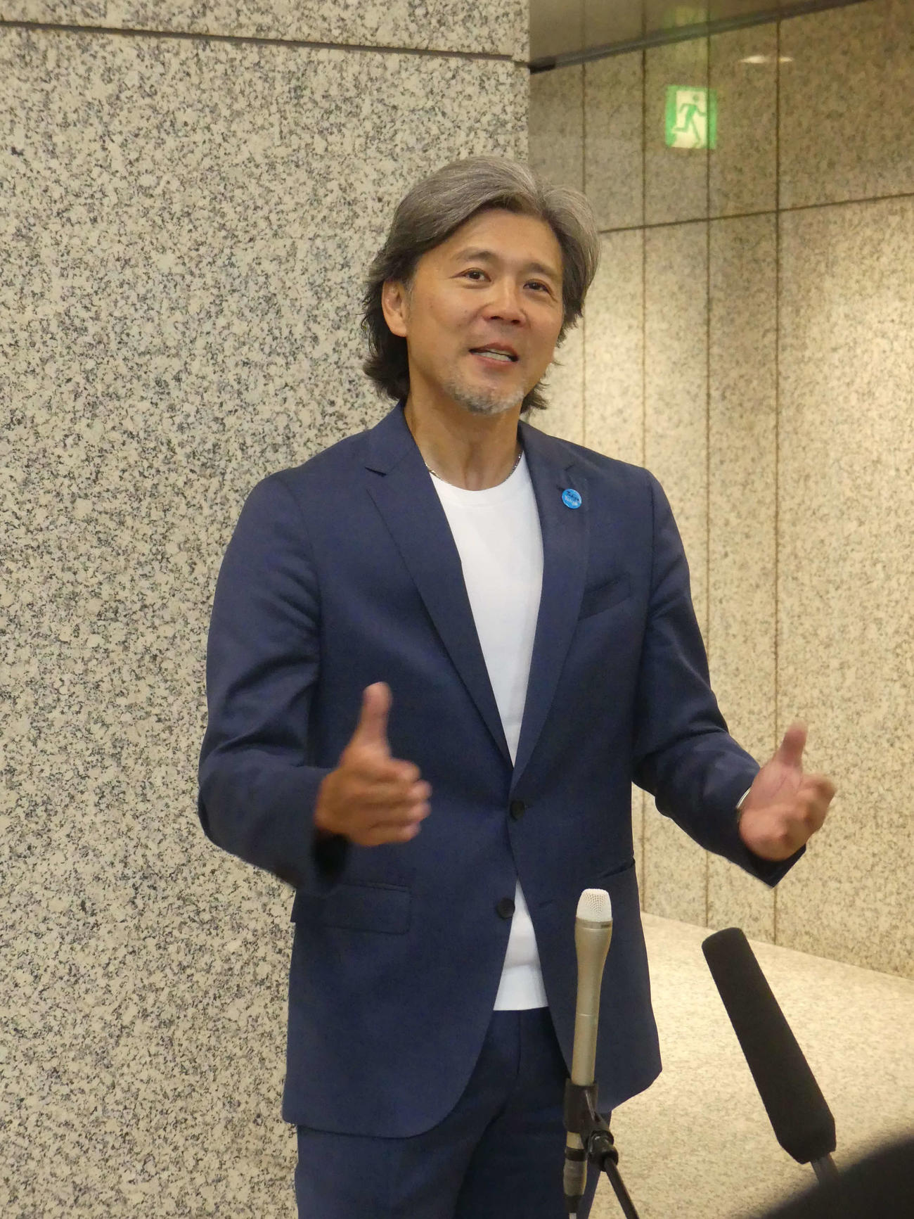 「東京観光大使」に就任し、小池百合子知事（右）へのを表敬訪問後、取材に答える熊川哲也（撮影・中山知子）