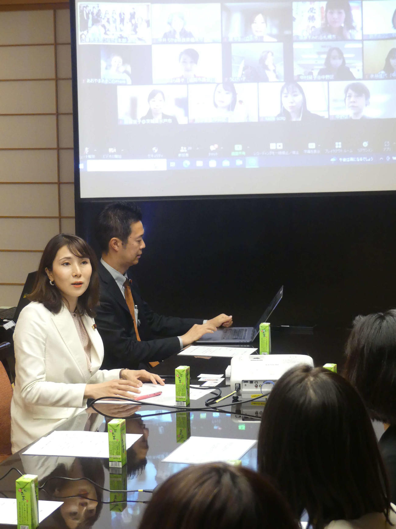 立憲民主党の「ママ議員サミット」を初めて開催し、各議員の意見を聞く石川香織衆院議員（撮影・中山知子）