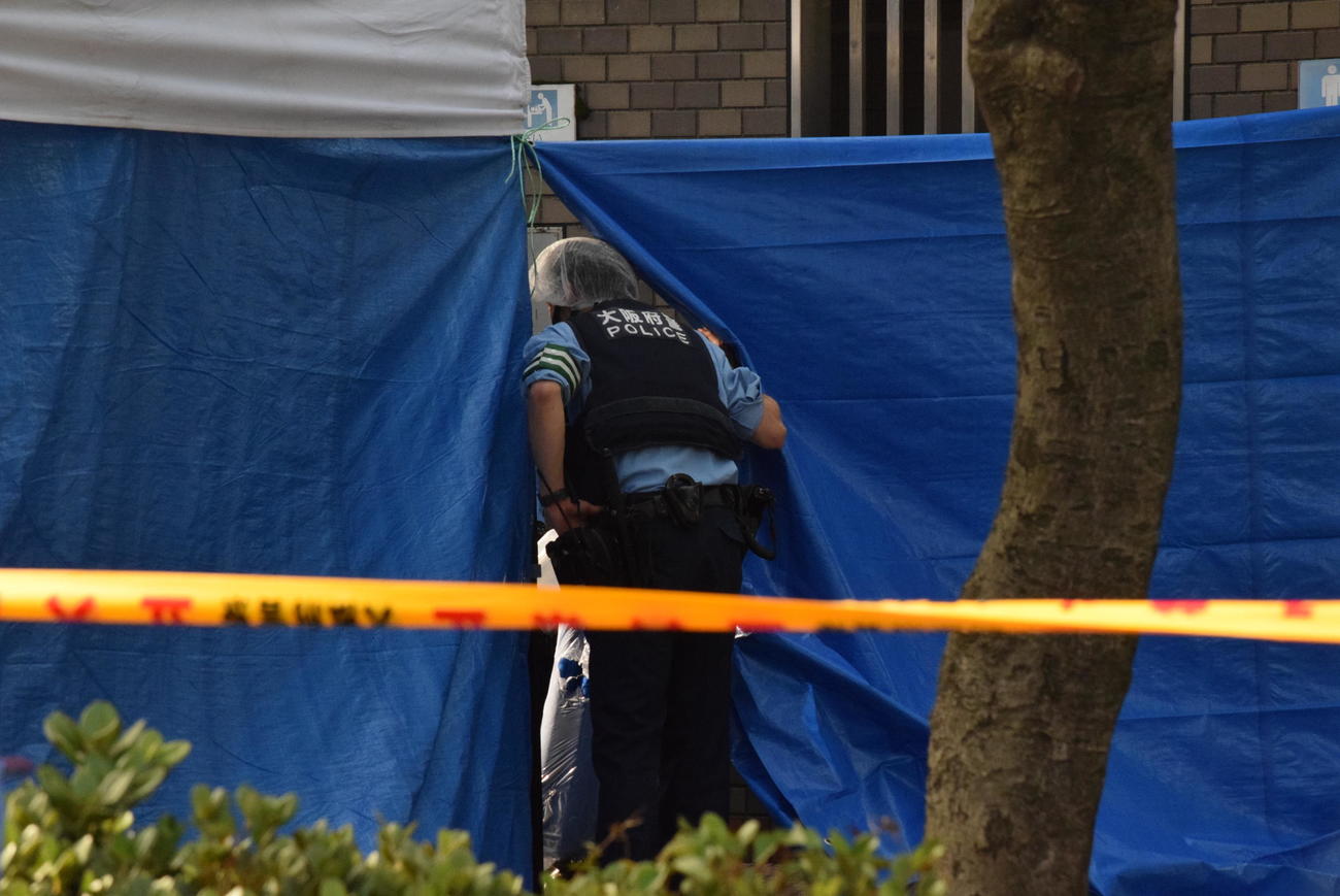 袋に入った遺体が見つかった公園のトイレ（撮影・阪口孝志）