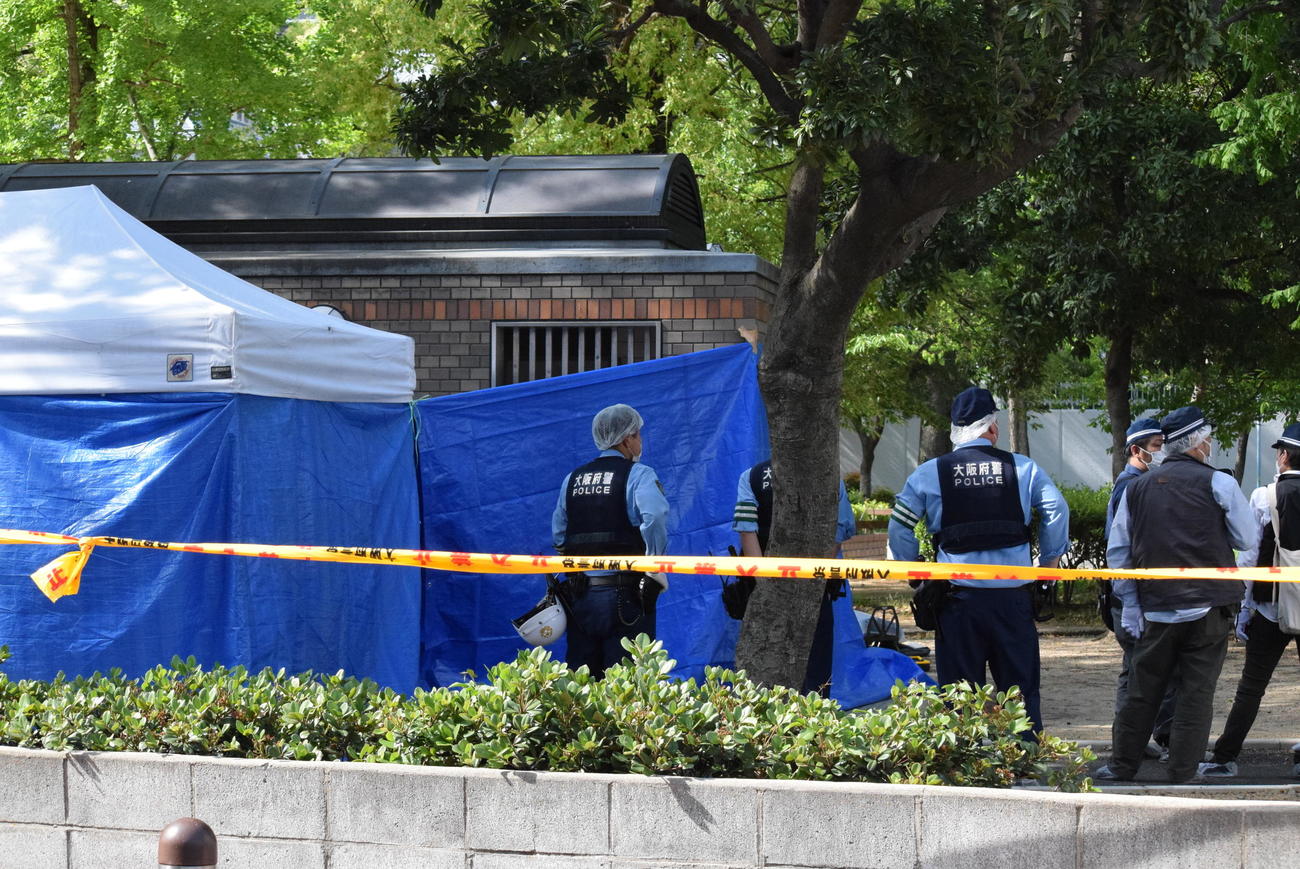 袋に入った遺体が見つかった公園のトイレ（撮影・阪口孝志）