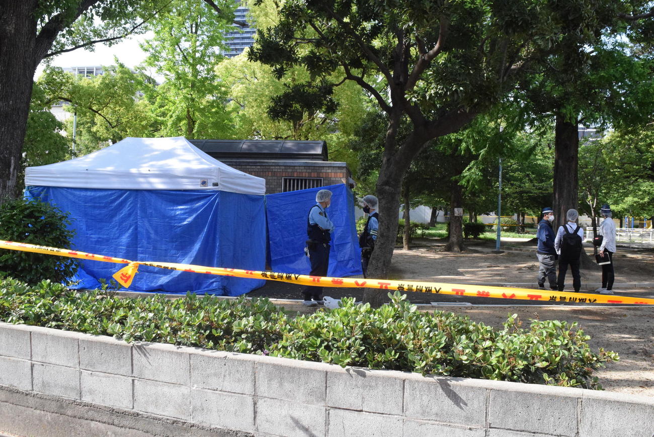 袋に入った遺体が見つかった公園のトイレ（撮影・阪口孝志）