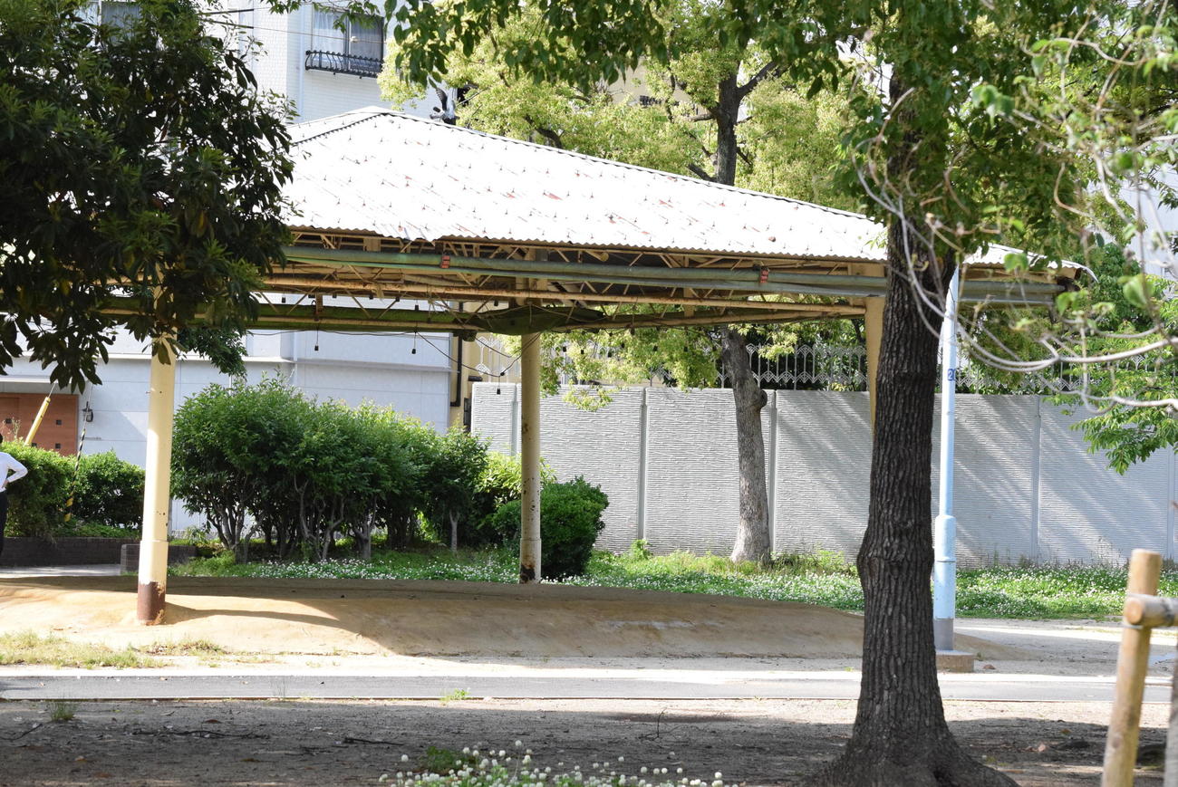 遺体発見の公園内にある土俵（撮影・阪口孝志）
