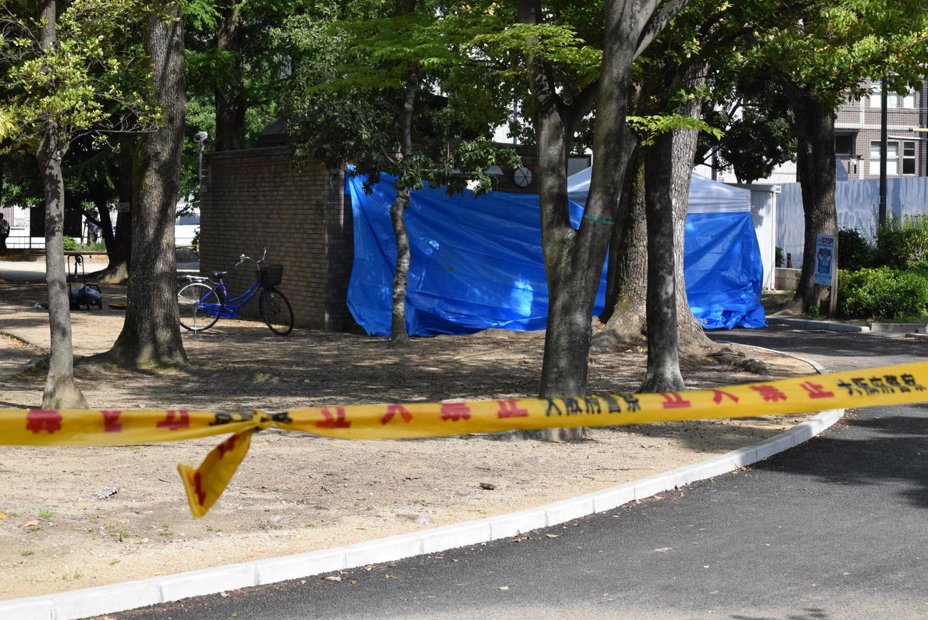 袋に入った遺体が見つかった公園のトイレ（撮影・阪口孝志）