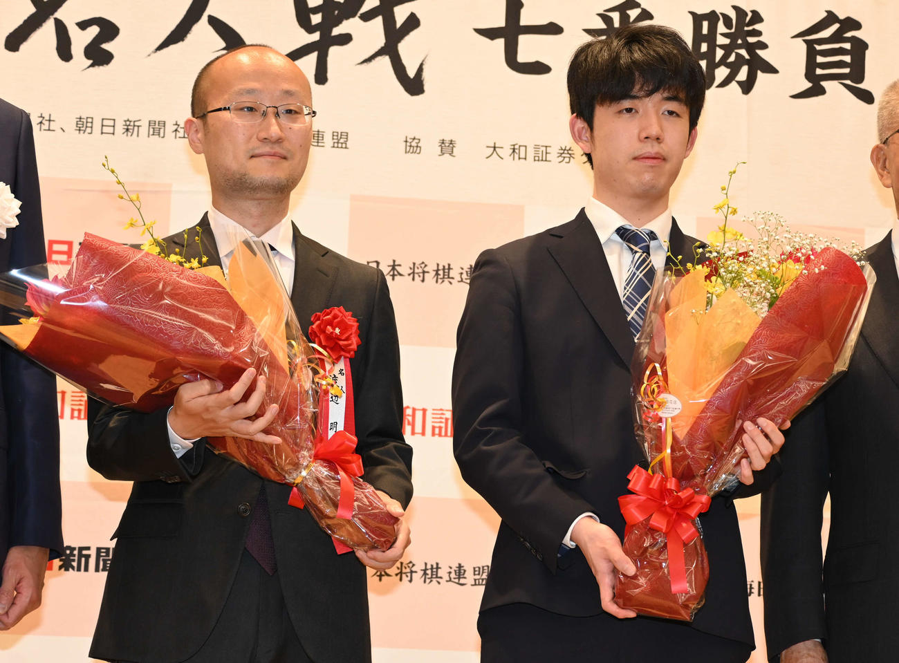 前夜祭で花束を贈呈された渡辺明名人（左）と藤井聡太竜王（撮影・松浦隆司）