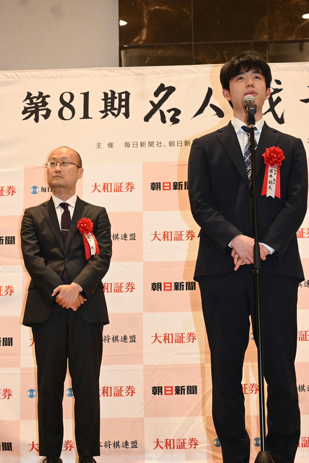 前夜祭で決意表明する藤井聡太竜王（右）。左は渡辺明名人（撮影・松浦隆司）