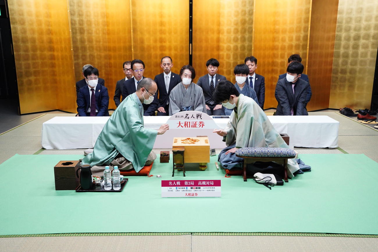 第81期名人戦7番勝負第3局2日目に臨んだ藤井聡太竜王（右）、渡辺明名人（日本将棋連盟提供）