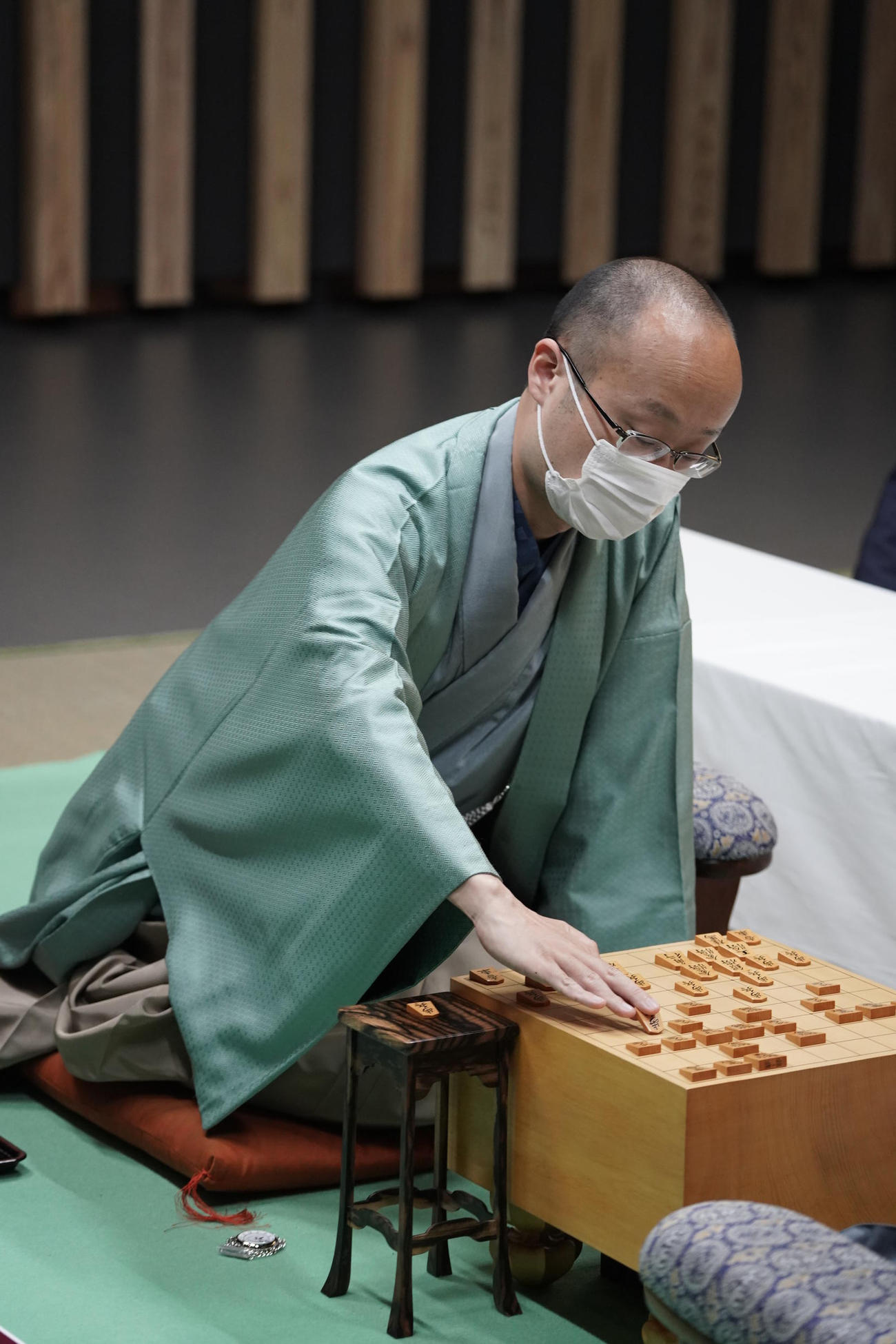 第81期名人戦7番勝負第3局2日目に臨んだ渡辺明名人（日本将棋連盟提供）