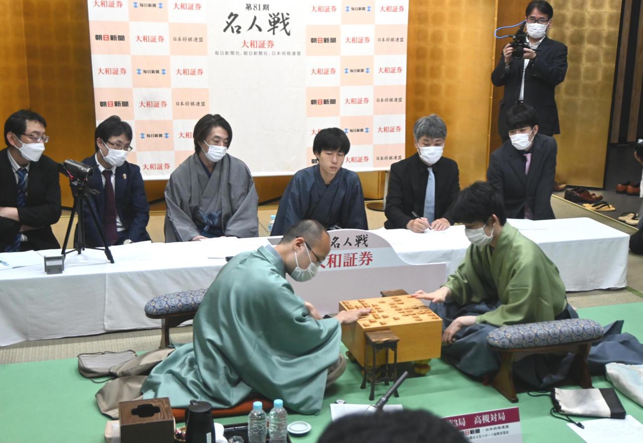 感想戦を行う渡辺明名人（左）と藤井聡太竜王（撮影・松浦隆司）