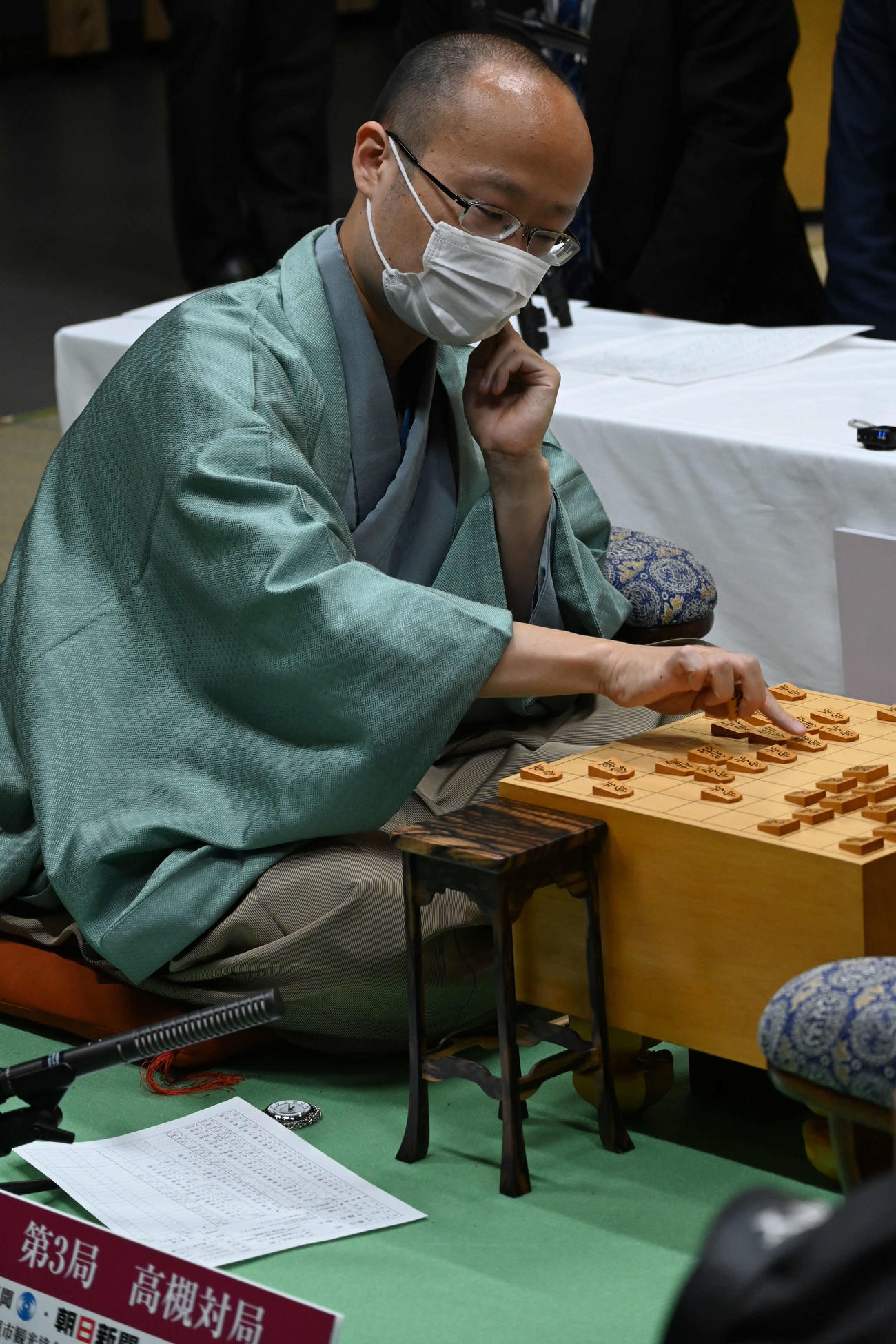 今シリーズ待望の白星を挙げ、感想戦を行う渡辺明名人（撮影・松浦隆司）