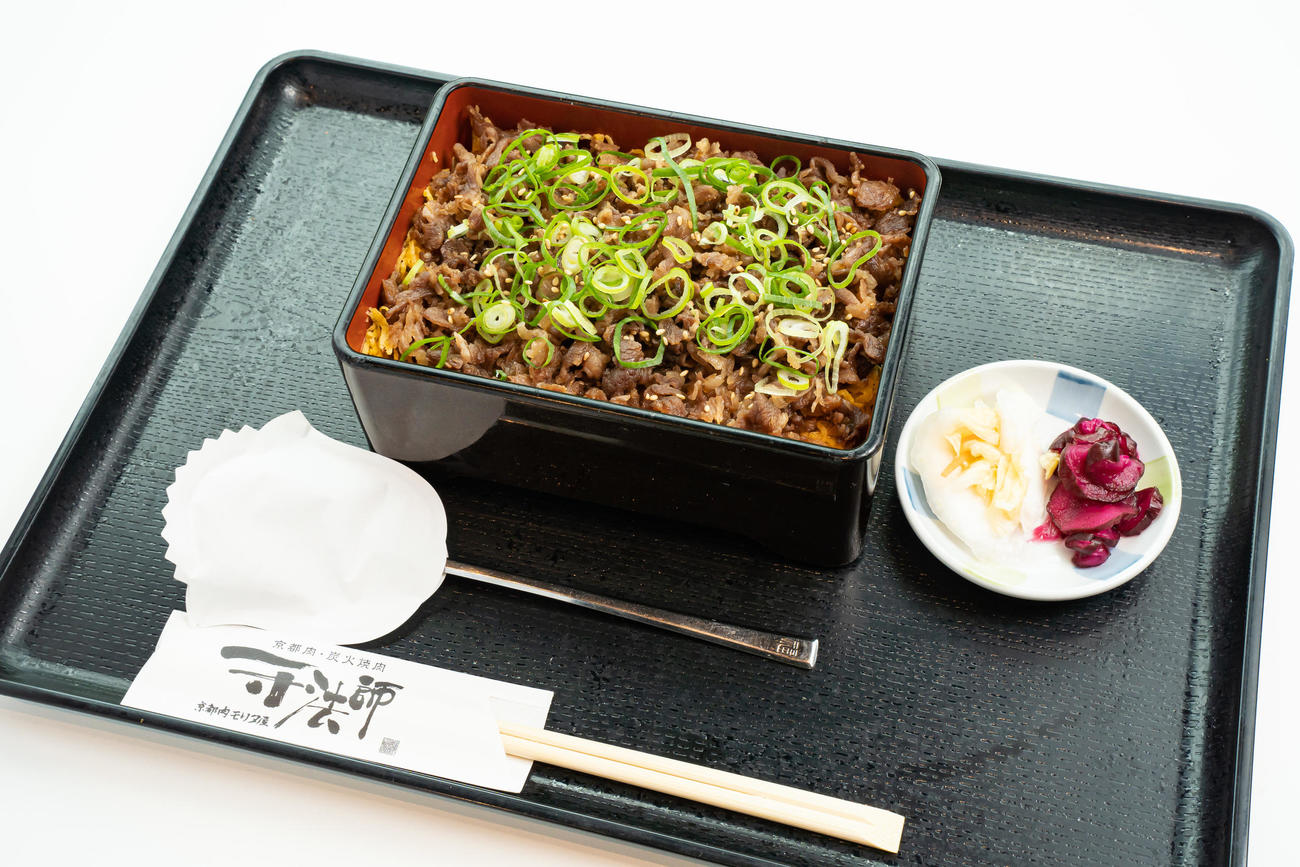 渡辺明名人が昼食に注文した「黒毛和牛を使ったお肉のお重」（日本将棋連盟提供）