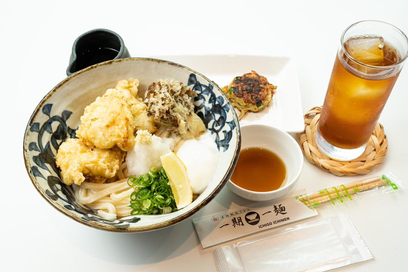 藤井聡太竜王が昼食に注文した「鶏天温玉ぶっかけうどん＆高槻うどんギョーザ」（日本将棋連盟提供）