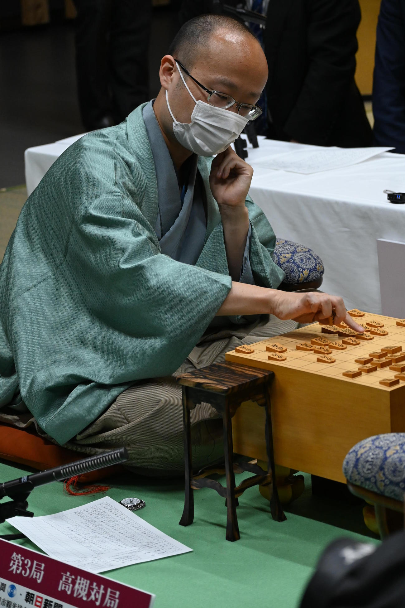 今シリーズ待望の白星を挙げ、感想戦を行う渡辺明名人（撮影・松浦隆司）