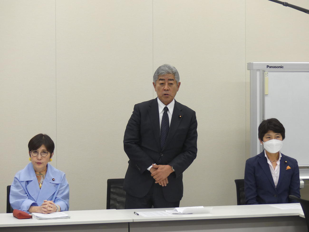 役員会に出席した、左から自民党の稲田朋美氏、岩屋毅会長、立憲民主党の西村智奈美氏（撮影・中山知子）