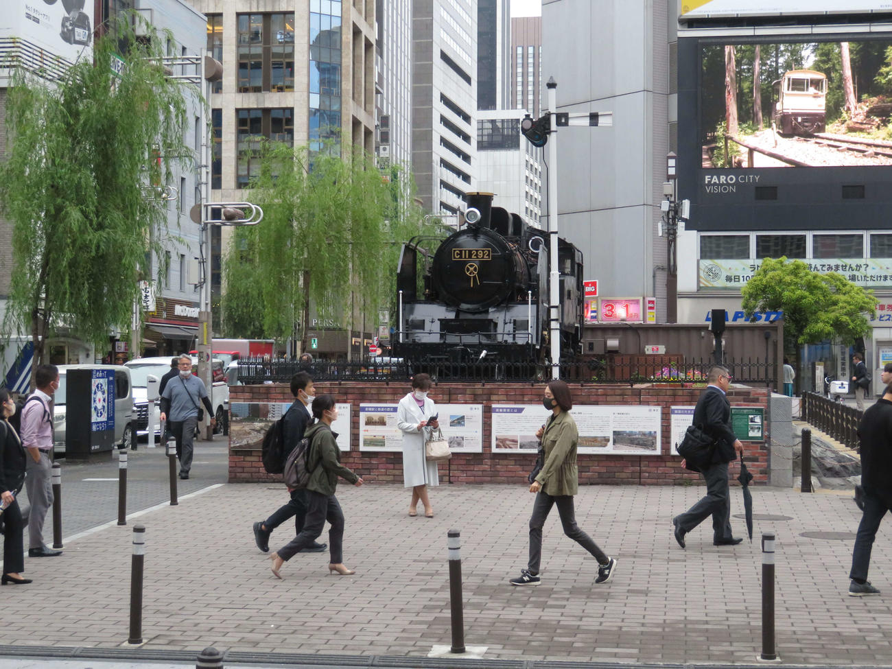 JR新橋駅の新橋西口駅前広場（SL広場）。通行人の約8割がマスクを着用していた＝2023年5月15日
