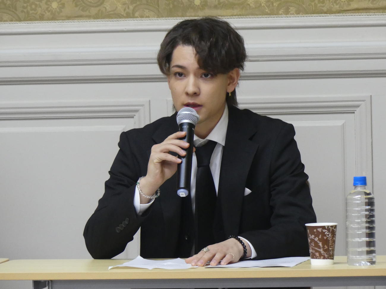 立憲民主党のヒアリングで意見を述べるカウアン・オカモトさん（撮影・中山知子）