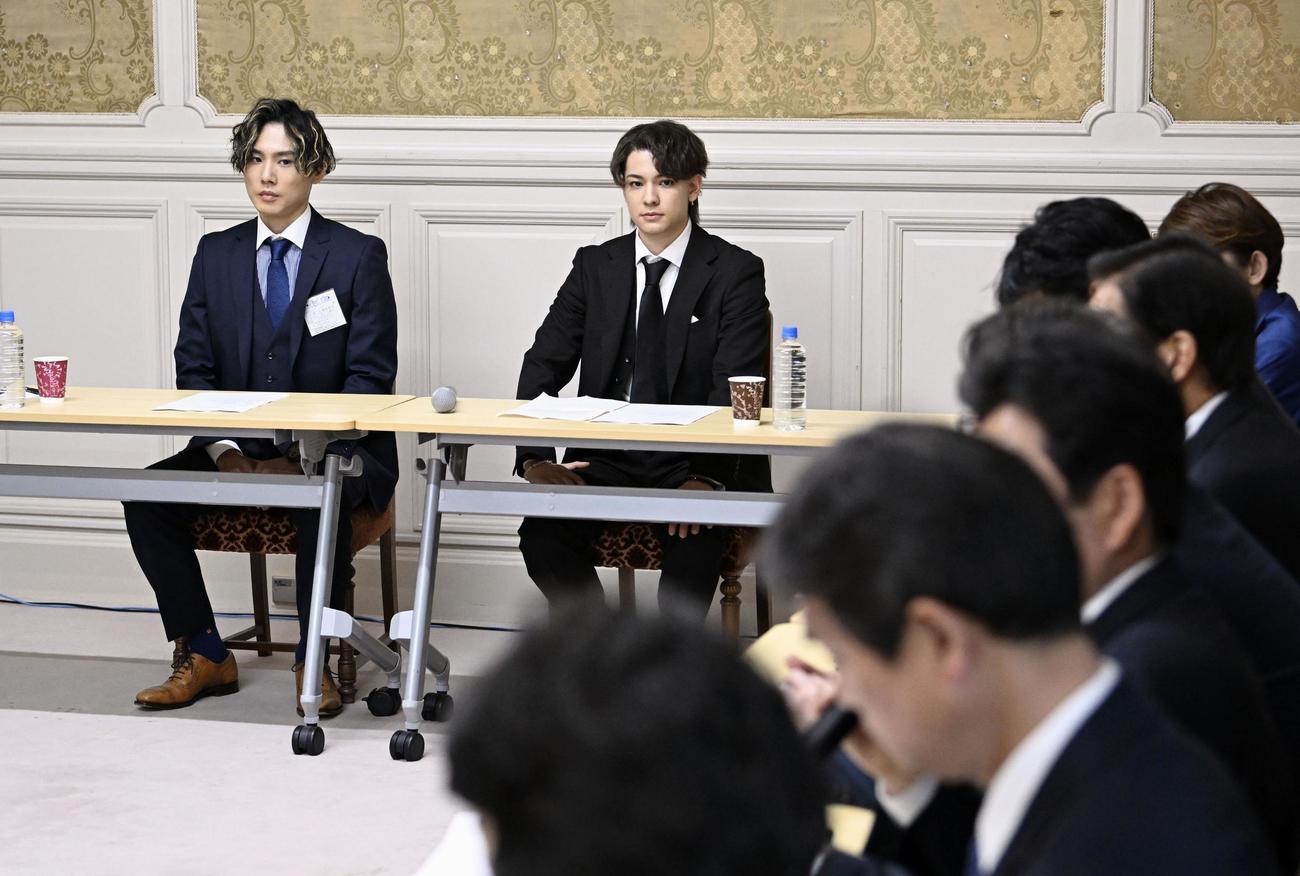 立憲民主党のヒアリングに出席したカウアン・オカモトさん（右）と橋田康さん（共同）