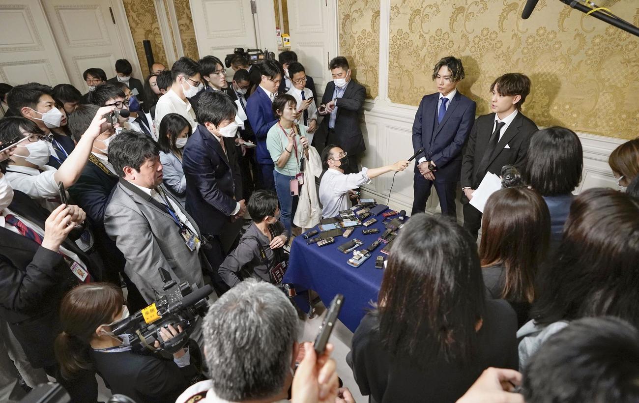 立憲民主党のヒアリングに出席後、記者団の取材に応じるカウアン・オカモトさん（右）と橋田康さん（共同）