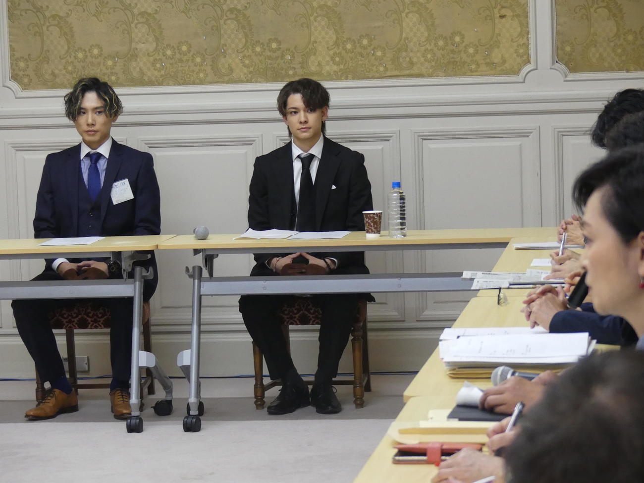 立憲民主党のヒアリングに出席した橋田康さん（左）とカウアン・オカモトさん（撮影・中山知子）